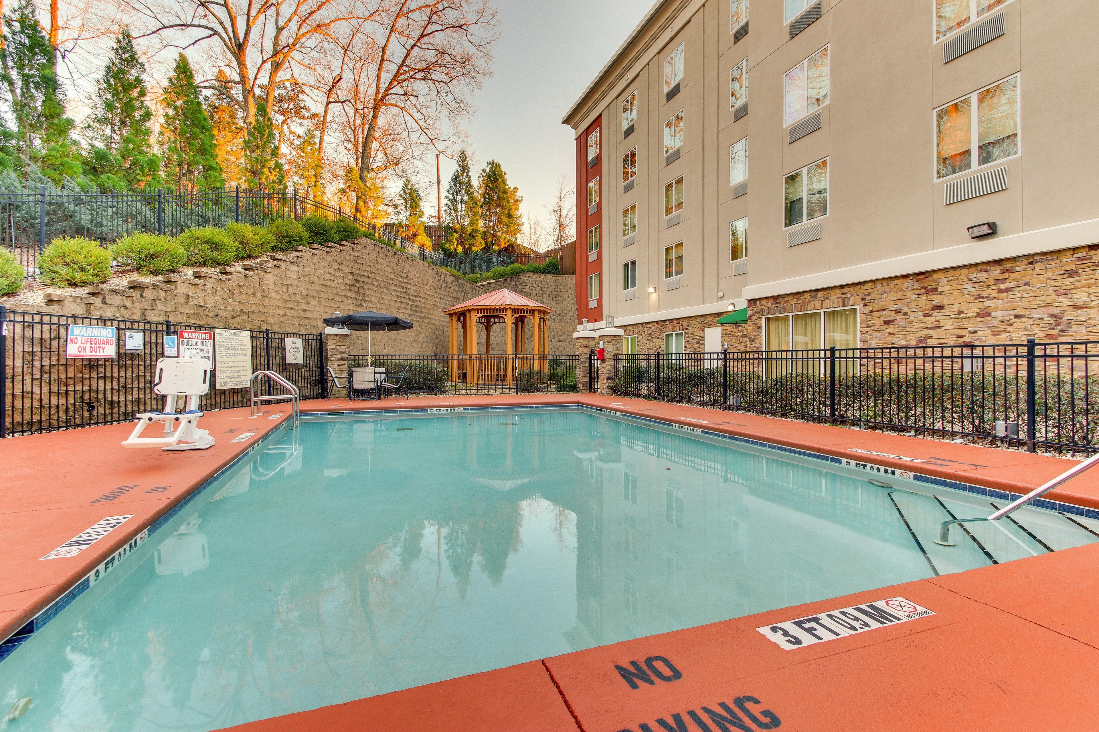 Holiday Inn Express Hotel & Suites Columbus-Fort Benning By Ihg Екстериор снимка