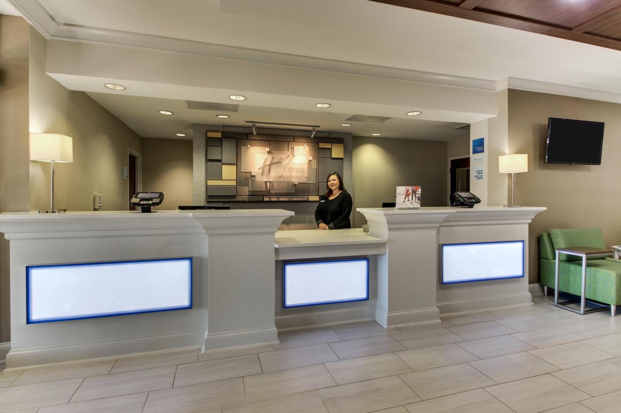 Holiday Inn Express Hotel & Suites Columbus-Fort Benning By Ihg Екстериор снимка